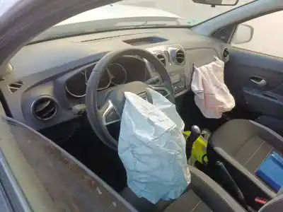 Veículo de Sucata dacia sandero laureate do ano 2019 alimentado b4d 411