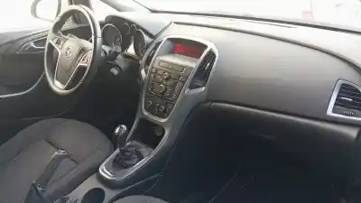 Здавання транспортного засобу opel astra j lim. excellence року 2015 потужний a17dts