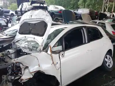 Veicolo di demolizione TOYOTA AURIS (_E15_) 1.8 HYBRID (ZWE150_) dell'anno 2012 alimentato 2ZR