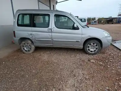 Veículo de Sucata citroen berlingo 2.0 hdi collection familiar do ano 2004 alimentado rhy