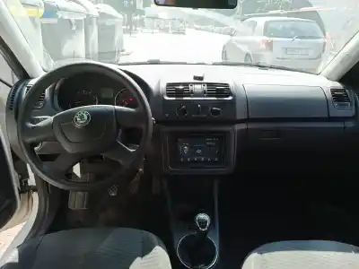 Veicolo di demolizione skoda fabia (5j2 ) young dell'anno 2012 alimentato cgp