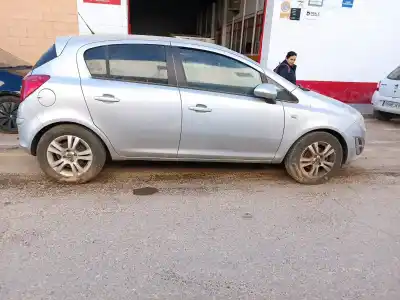 Véhicule à la ferraille opel corsa d catch me de l'année 2011 alimenté a13dtc