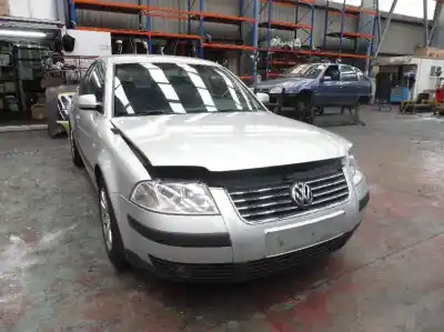 Sloopvoertuig VOLKSWAGEN PASSAT BERLINA (3B3) Trendline van het jaar 2001 aangedreven AWT