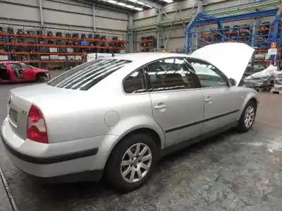 Sloopvoertuig volkswagen passat berlina (3b3) trendline van het jaar 2001 aangedreven awt