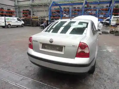 Sloopvoertuig volkswagen passat berlina (3b3) trendline van het jaar 2001 aangedreven awt
