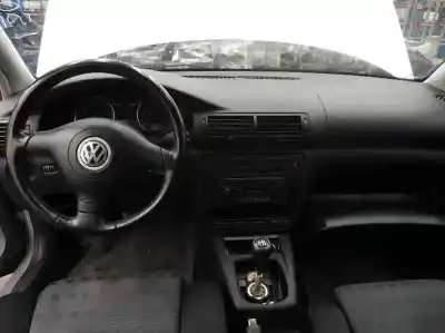 Sloopvoertuig volkswagen passat berlina (3b3) trendline van het jaar 2001 aangedreven awt