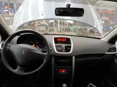 Véhicule à la ferraille peugeot 207 sport de l'année 2006 alimenté nfu
