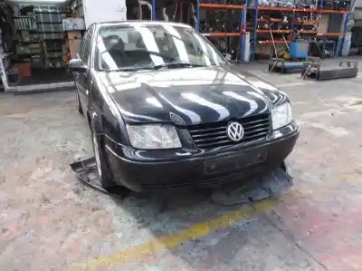 Véhicule à la ferraille volkswagen bora berlina (1j2) trendline de l'année 2000 alimenté asv