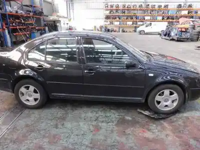 Véhicule à la ferraille volkswagen bora berlina (1j2) trendline de l'année 2000 alimenté asv