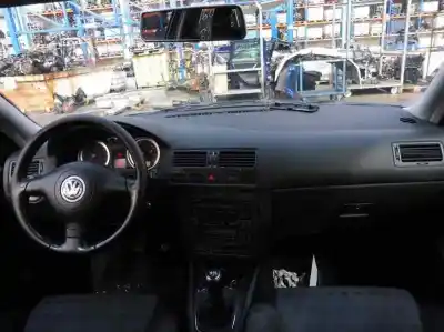 Véhicule à la ferraille volkswagen bora berlina (1j2) trendline de l'année 2000 alimenté asv