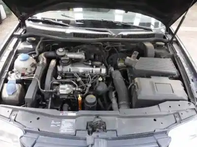 Véhicule à la ferraille volkswagen bora berlina (1j2) trendline de l'année 2000 alimenté asv