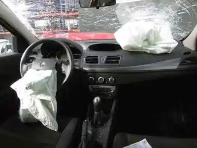 Véhicule à la ferraille renault megane iii berlina 5 p authentique de l'année 2013 alimenté k9kh8