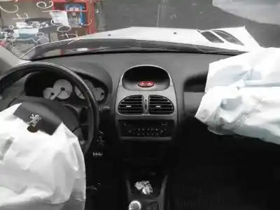 Sloopvoertuig peugeot 206 sw x-line van het jaar 2006 aangedreven 8hz