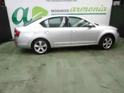 Vehículo de desguace SKODA OCTAVIA LIM. (5E3) Elegance del año 2013 con motor CKFC