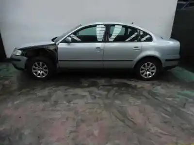 Sloopvoertuig VOLKSWAGEN PASSAT BERLINA (3B3) Edition van het jaar 2002 aangedreven AVB