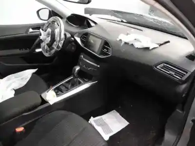 Sloopvoertuig peugeot 308 sw active van het jaar 2015 aangedreven ah01