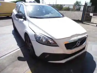 Здавання транспортного засобу volvo v40 cross country plus року 2014 потужний d5204t6