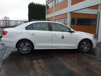 Veículo de Sucata VOLKSWAGEN JETTA (162) Sport do ano 2013 alimentado CFFB