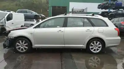 Véhicule à la ferraille TOYOTA AVENSIS WAGON (T25) 2.0 D-4D Executive de l'année 2003 alimenté 1CDFTV