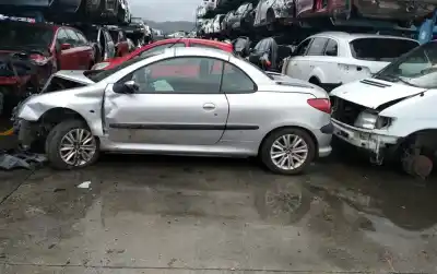 Sloopvoertuig peugeot 206 cc cc van het jaar 2001 aangedreven nfutu5jp4