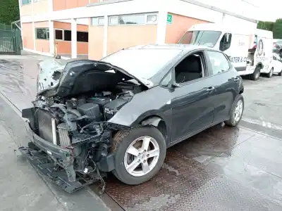 Veículo de Sucata kia cee´d business do ano 2016 alimentado d4fc