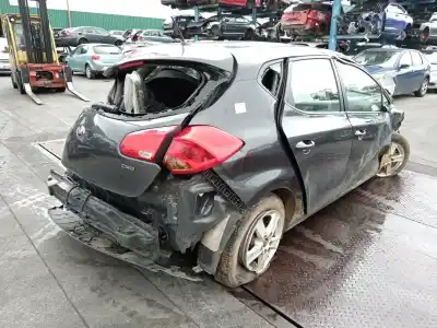 Veículo de Sucata kia cee´d business do ano 2016 alimentado d4fc