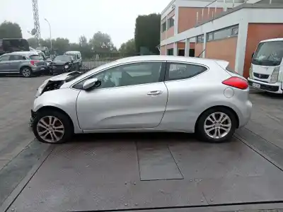 Veículo de Sucata KIA CEE'D (JD)  do ano 2015 alimentado D4FB