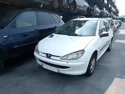 Véhicule à la ferraille PEUGEOT 206 FASTBACK (2A/C)  de l'année 2001 alimenté RHY (DW10TD)