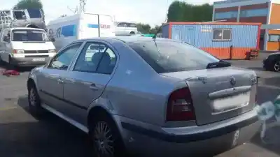 Veículo de Sucata SKODA OCTAVIA BERLINA (1U2) Ambiente do ano 2004 alimentado ASV