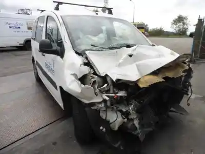 Veículo de Sucata citroen berlingo station wagon tonic do ano 2013 alimentado 9h06