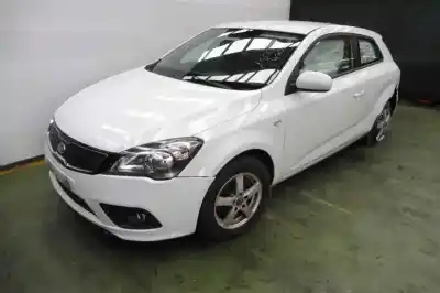 Vehicul casat kia cee´d emotion al anului 2011 alimentat d4fb