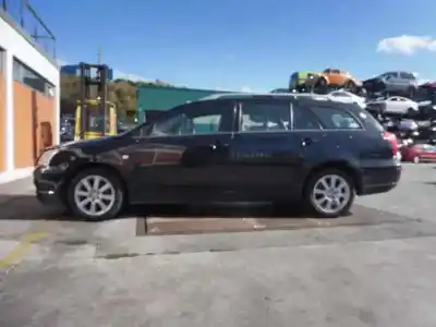 Véhicule à la ferraille toyota avensis wagon (t25) 2.0 sol de l'année 2004 alimenté 1azfse