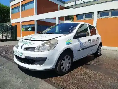 Véhicule à la ferraille renault clio iii business de l'année 2008 alimenté k9km7