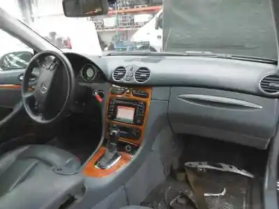 Verschrottungsfahrzeug mercedes-benz clase clk (w209) coupe 320 (209.365) des jahres 2002 angetrieben m112955