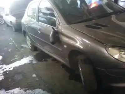 Veículo de Sucata peugeot 206 berlina xr do ano 2000 alimentado kfx