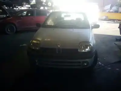 Здавання транспортного засобу RENAULT CLIO II FASE I (B/CBO) 1.2 16V Alize 75 CV / 55 KW року 2001 потужний D4F712