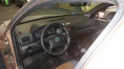 Veículo de Sucata skoda octavia berlina (1u2) ambiente do ano 2001 alimentado alh