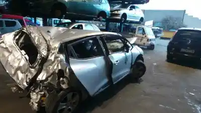 Sloopvoertuig renault clio iv limited van het jaar 2014 aangedreven h4b400