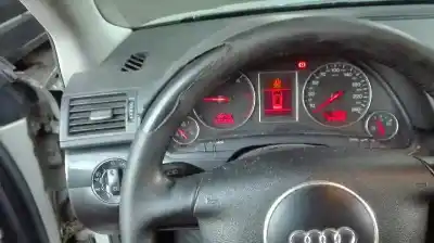 Veículo de Sucata audi a4 berlina (8e) 1.9 tdi (96kw) do ano 2002 alimentado awx