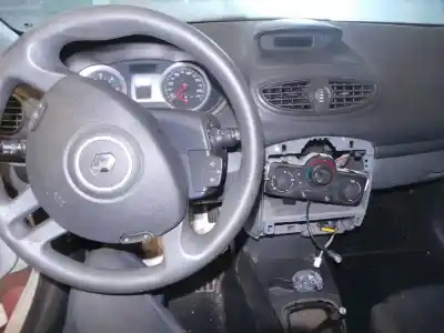 Veicolo di demolizione renault clio iii authentique dell'anno 2007 alimentato k9k768