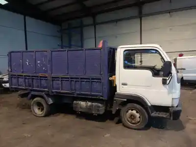 Veículo de Sucata nissan cabstar e nissan do ano 2002 alimentado 