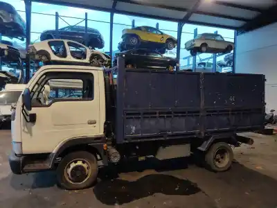 Veículo de Sucata nissan cabstar e nissan do ano 2002 alimentado 