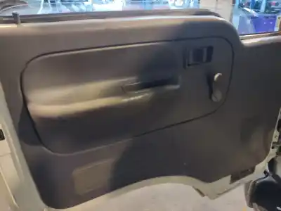 Veículo de Sucata nissan cabstar e nissan do ano 2002 alimentado 