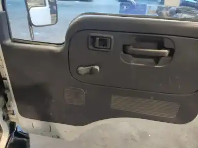 Veículo de Sucata nissan cabstar e nissan do ano 2002 alimentado 