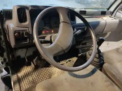 Veículo de Sucata nissan cabstar e nissan do ano 2002 alimentado 