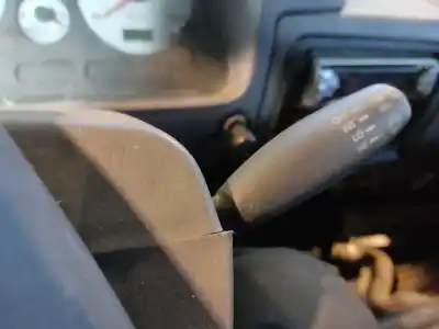 Veículo de Sucata nissan cabstar e nissan do ano 2002 alimentado 