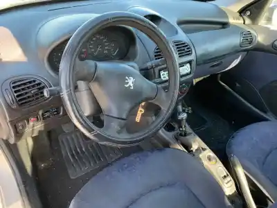 Veicolo di demolizione peugeot 206 berlina xr dell'anno 2000 alimentato hfx