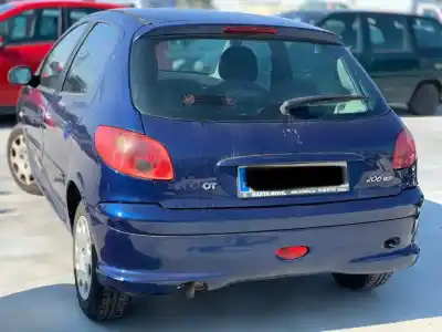 Sloopvoertuig peugeot 206 berlina xt van het jaar 2002 aangedreven nfutu5jp4