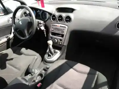 Sloopvoertuig peugeot 308 sw confort van het jaar 2001 aangedreven 9hz