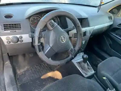 Sloopvoertuig opel astra h berlina cosmo van het jaar 2005 aangedreven z19dth